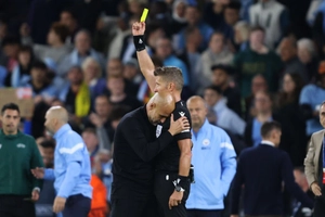 VIDEO: Pep phản ứng lầy lội khi bị trọng tài phạt thẻ vàng